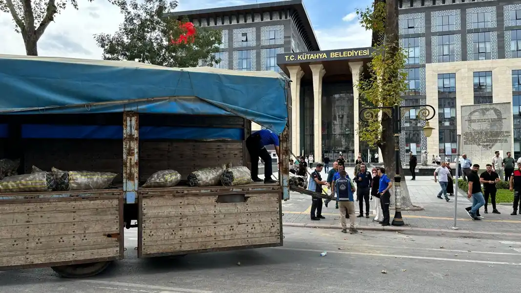 Kütahya’da Afyonkarahisarlı patatesçi kamyonla yolu kapatarak eylem yaptı