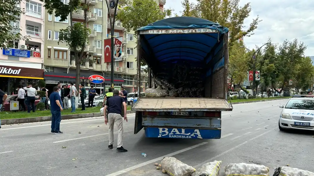 Kütahya’da Afyonkarahisarlı patatesçi kamyonla yolu kapatarak eylem yaptı