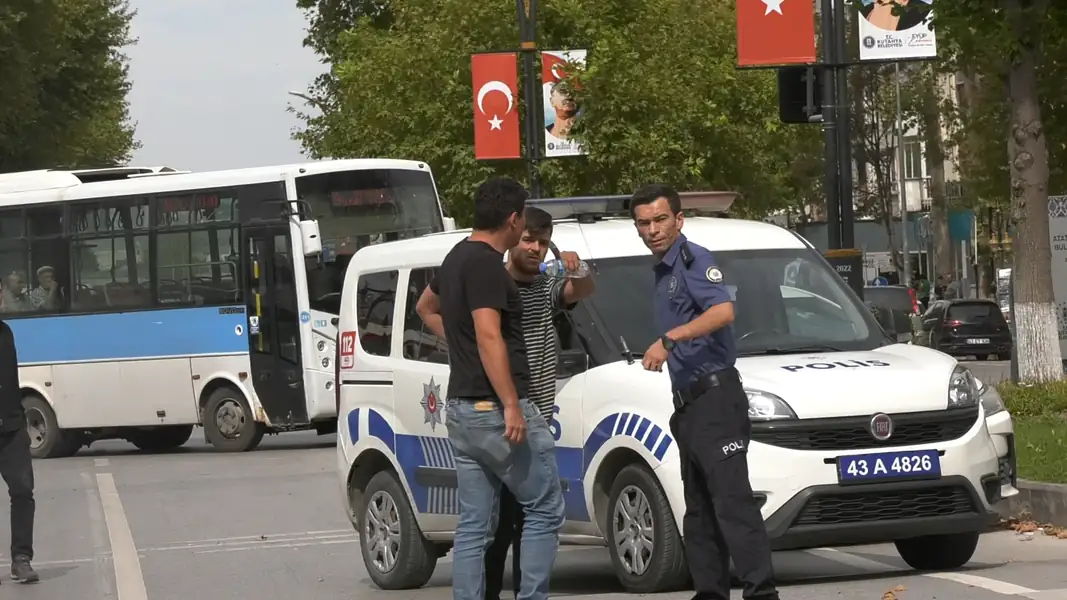 Kütahya’da Afyonlu patatesçi kamyonla yolu kapatarak eylem yaptı