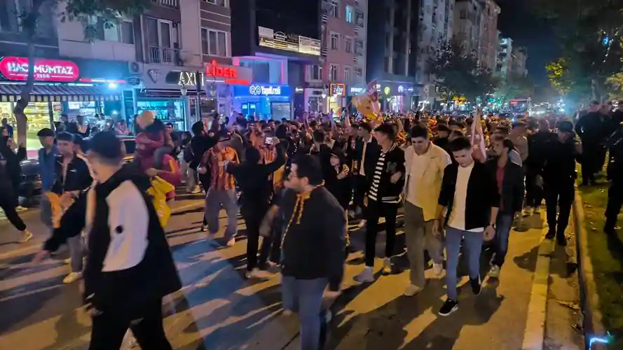 Kütahya’da Galatasaray taraftarı galibiyeti kutladı