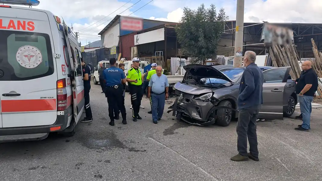 Kütahya’da iki otomobil çarpıştı, 2 yaralı