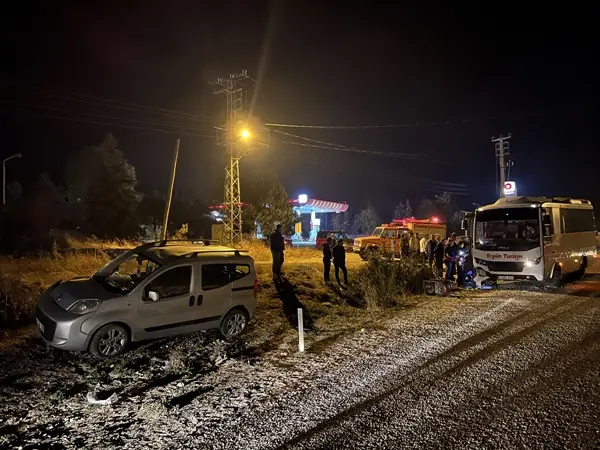 Kütahya'da işçi servisi ile hafif ticari araç çarpıştı, 10 yaralı