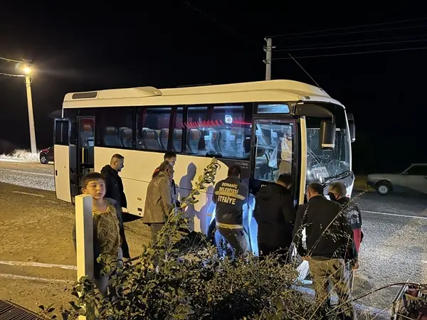 Kütahya'da işçi servisi ile hafif ticari araç çarpıştı, 10 yaralı