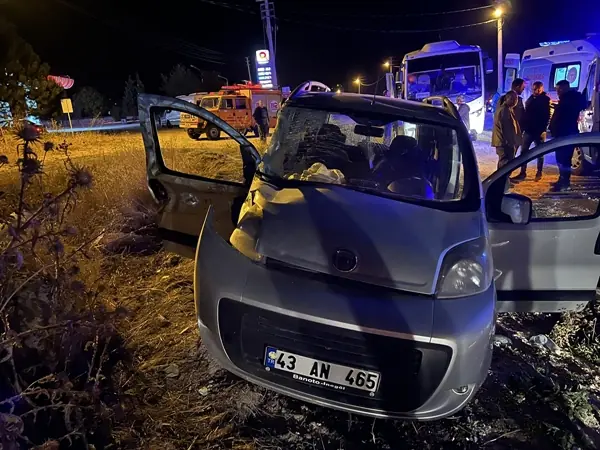 Kütahya'da işçi servisi ile hafif ticari araç çarpıştı, 10 yaralı