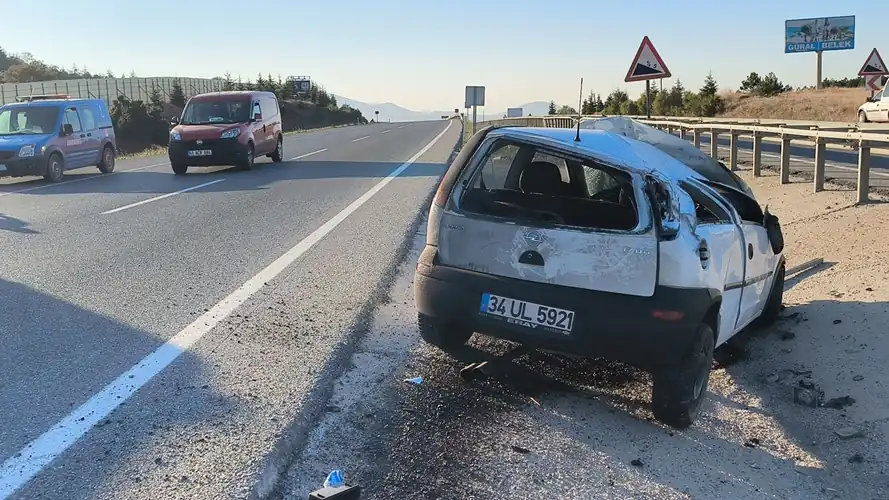 Kütahya'da otomobil takla attı, 2 yaralı