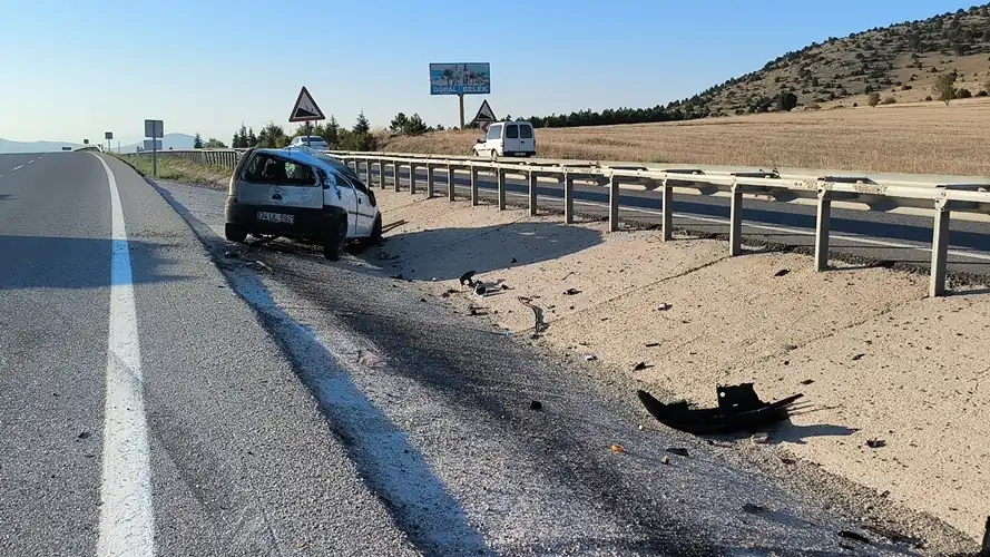 Kütahya'da otomobil takla attı, 2 yaralı