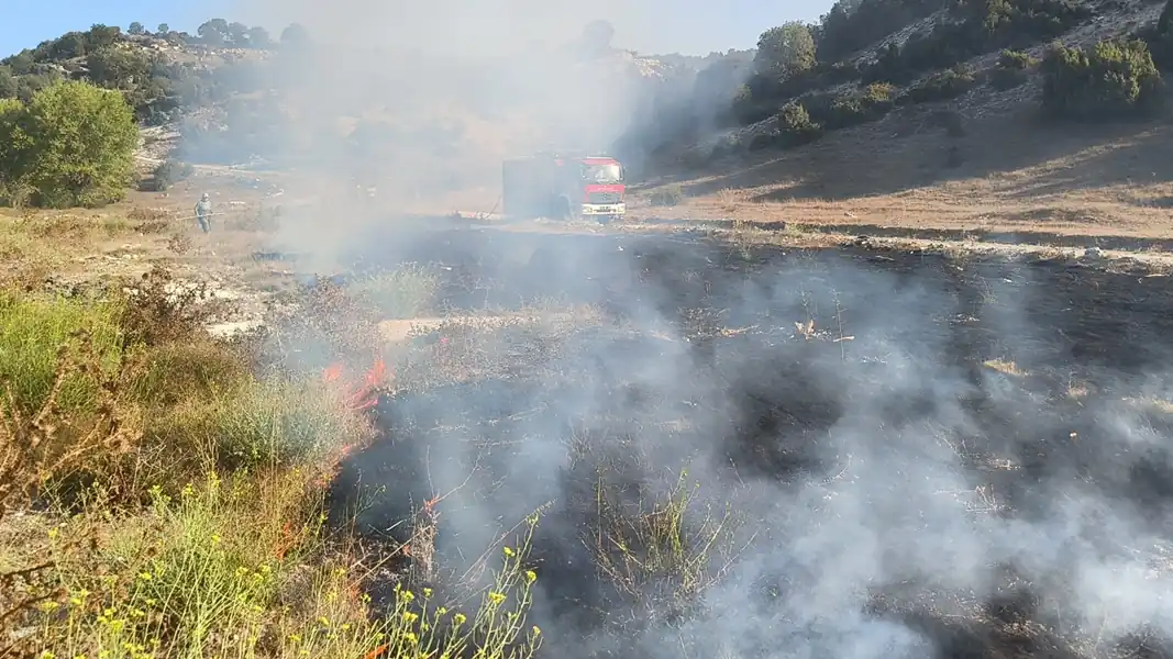 Kütahya’da vatandaşlardan yangına paspas ve kürekle müdahale