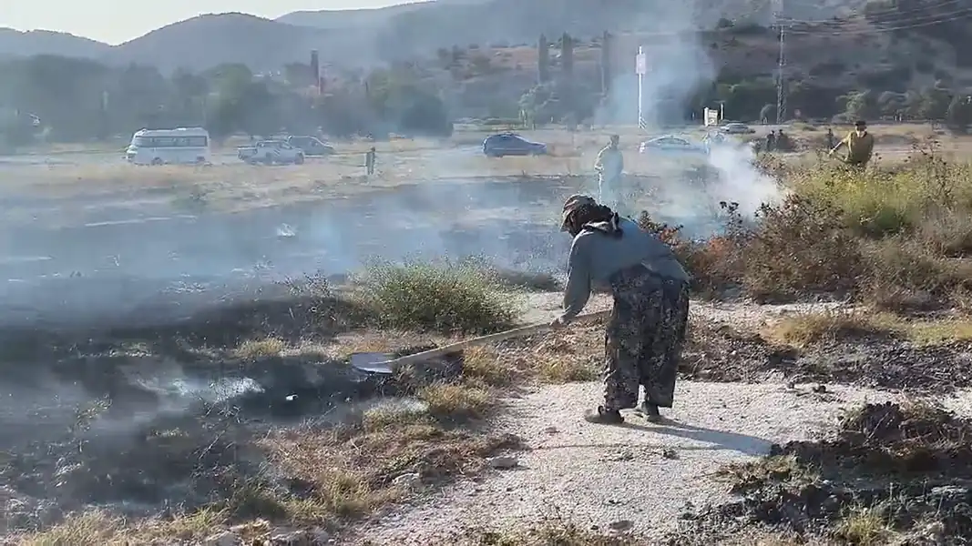 Kütahya’da vatandaşlardan yangına paspas ve kürekle müdahale