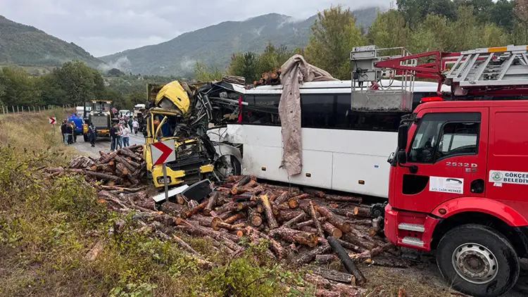 Zonguldak'ın Gökçebey ilçesinde meydana gelen trafik kazasında, yolcu otobüsü ile tomruk yüklü kamyonun çarpışması sonucu 2 kişi hayatını kaybetti, 23 kişi ise yaralandı.</p>

<p>Kaza Detayları ve Müdahale</p>
<p>Gökçebey-Yenice yolu Karahatipler mevkiinde, Bartın-Erzurum seferini yapan 61 S 0870 plakalı Metro Turizm'e ait yolcu otobüsü, 37 HB 447 plakalı tomruk yüklü kamyonla çarpıştı. Kaza ihbarı üzerine olay yerine jandarma, sağlık, polis ve itfaiye ekipleri sevk edildi.</p>

<p>Kazanın ardından, otobüs içinde sıkışan yaralılar itfaiye ekipleri tarafından çıkarılarak sağlık ekiplerine teslim edildi. Yapılan ilk müdahalenin ardından, yaralılar Gökçebey Devlet Hastanesine kaldırıldı. Ne yazık ki, hem otobüs hem de kamyon şoförleri olay yerinde yaşamını yitirdi. Yaralılardan 3'ünün durumunun ağır olduğu bildirildi.</p>

<p>Olay Yeri İncelemesi ve Açıklamalar</p>
<p>Zonguldak Valisi Osman Hacıbektaşoğlu, olay yerinde yaptığı açıklamada, çKazada otobüs ve kamyon şoförleri maalesef hayatını kaybetti. Otobüste toplamda 24 kişi vardı, bunlardan 21'i yolcu, 3'ü mürettebat. Yaralılar hastaneye kaldırıldı ve 23'ü tahliye edildi. Durumları genel olarak iyi ancak 3 kişinin durumu ağır. Şu anda bu kişilerin sağlık durumlarını yakından takip ediyoruzç dedi.</p><div data-pagespeed=