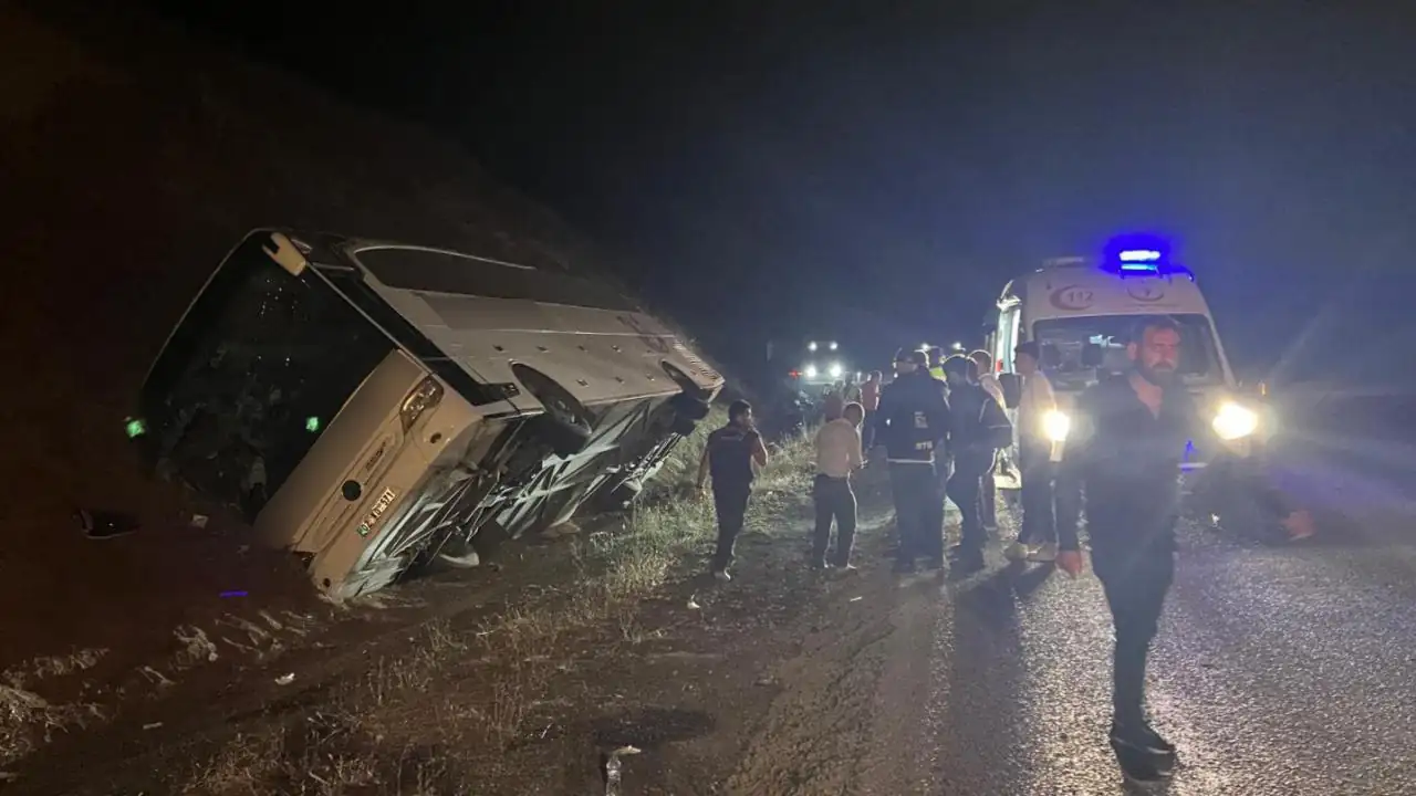 Sivas'ta yolcu otobüsü devrildi, çok sayıda yaralı var