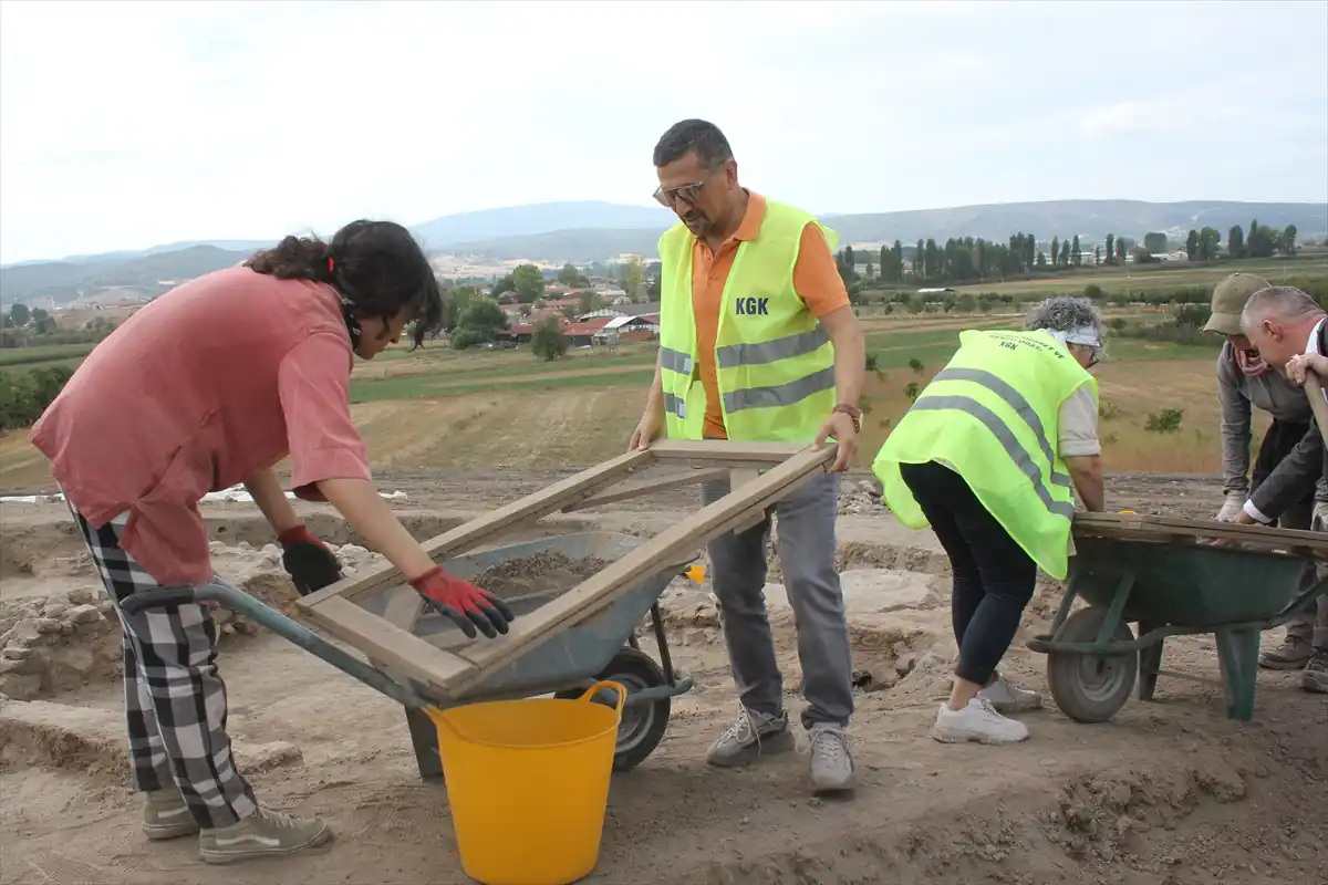 Kütahya’da girişimci kadınlar höyük kazısına katıldı 