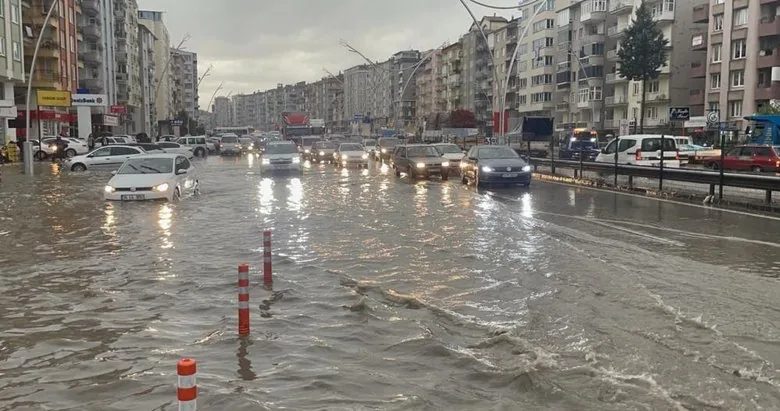 Uşak'ta ev ve iş yerlerini su bastı