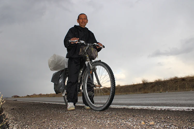 40 yılda 80 ülke gezen bisikletli, dünya barışı için pedal çeviriyor