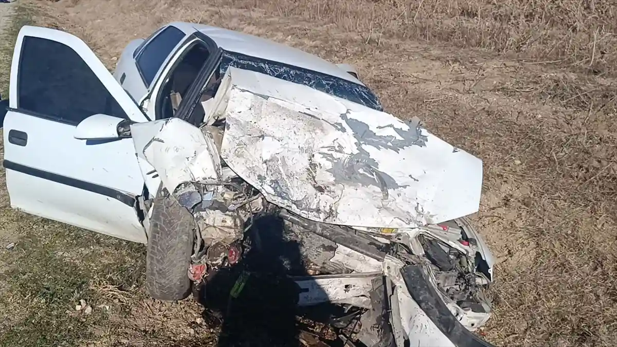 Afyonkarahisar'da okul servisi ile otomobil çarpıştı, 3 ölü