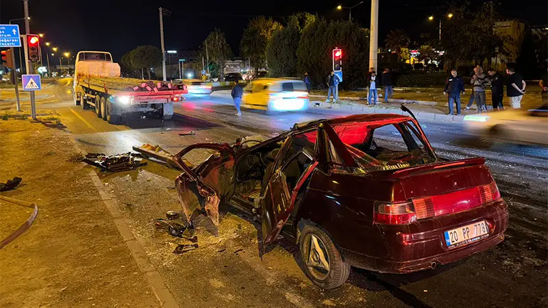 Aydın'da otomobil tıra çarptı: 1 yaralı