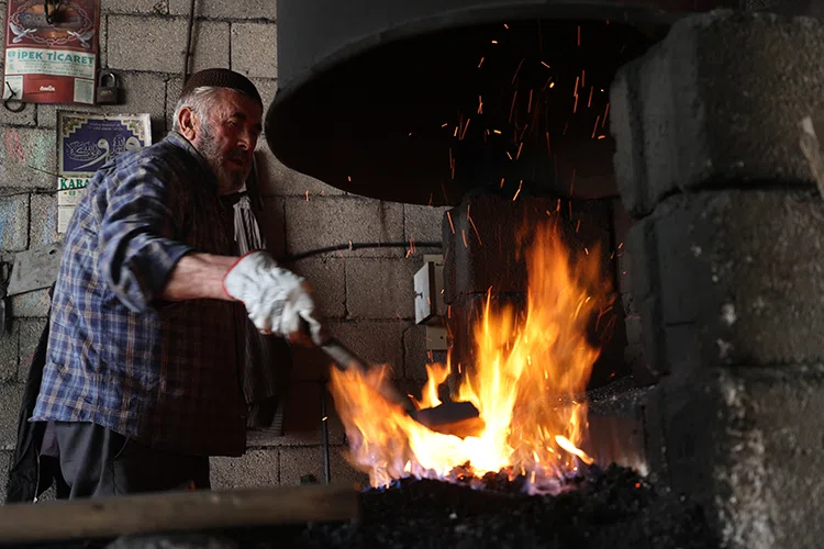 İki kardeş 60 yıldır ata mesleğini yaşatıyor 