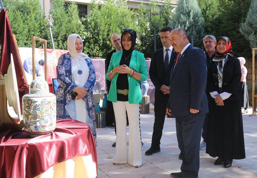 Kütahya'da çYetişkin Eğitiminde Tematik Öğretim Yaklaşımıç sergisi açıldı