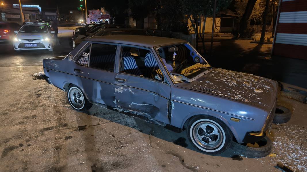 Kütahya’da motosiklet otomobile çarptı, 1 yaralı