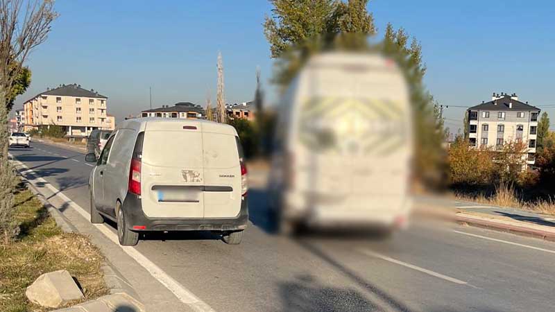 Kütahya’da otomobil okul servisine çarptı, 2 yaralı