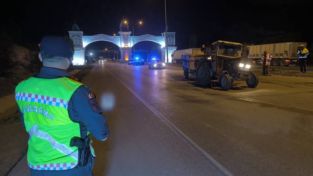 Kütahya’da ticari araç traktörle çarpıştı, 1 yaralı