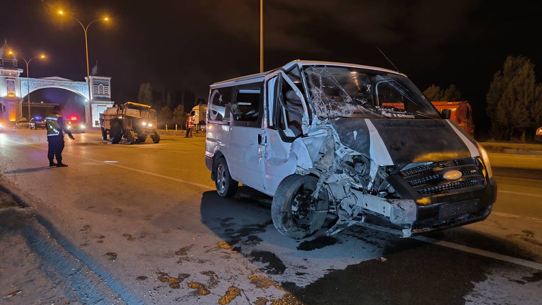 Kütahya’da ticari araç traktörle çarpıştı, 1 yaralı