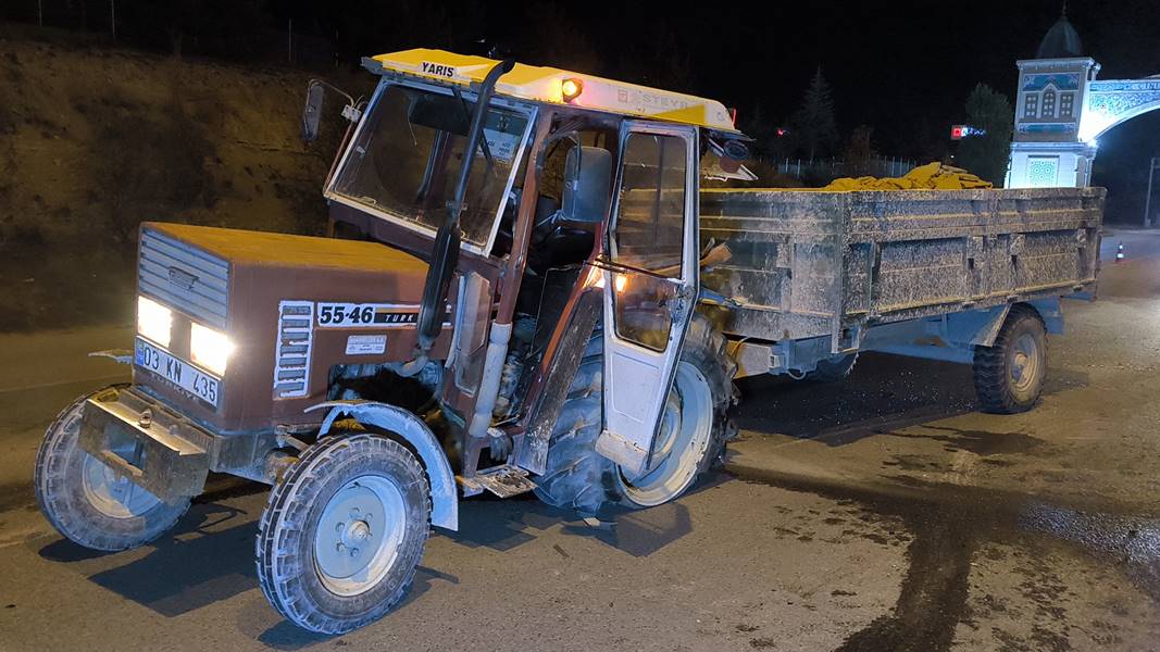 Kütahya’da ticari araç traktörle çarpıştı, 1 yaralı