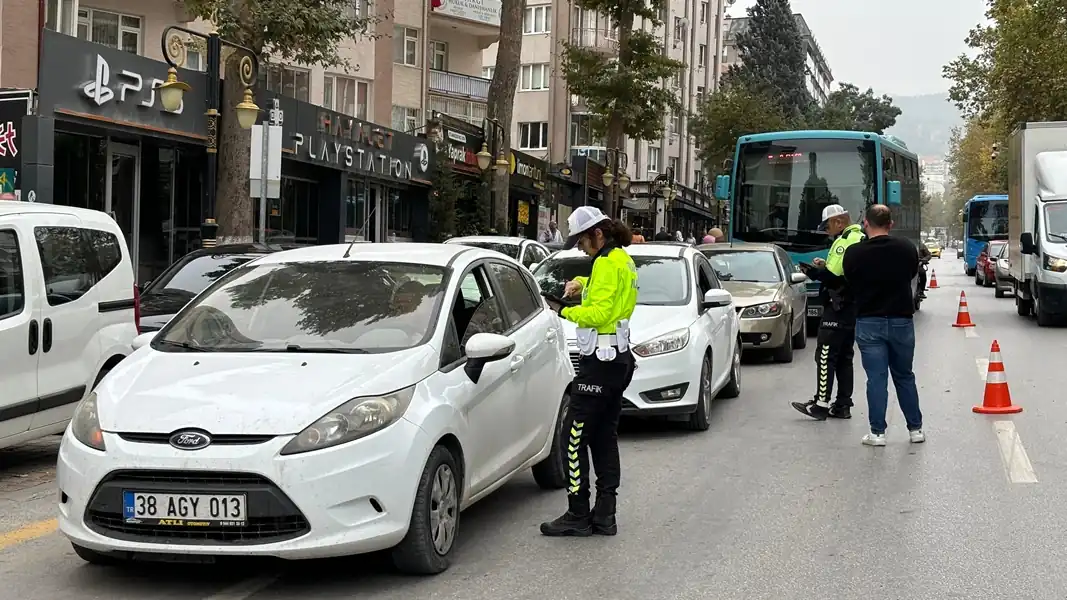 Kütahya’da trafik ekipleri denetimlerini sürdürüyor