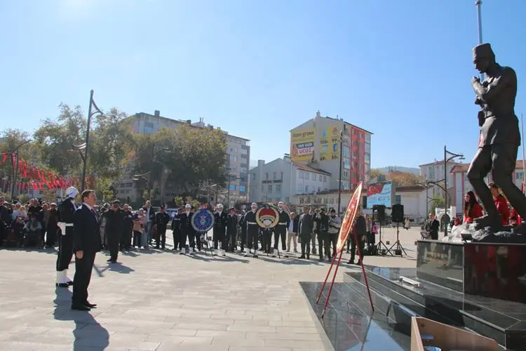 Kütahya’da Atatürk Anıtı’na çelenk sunuldu</p>
<p>