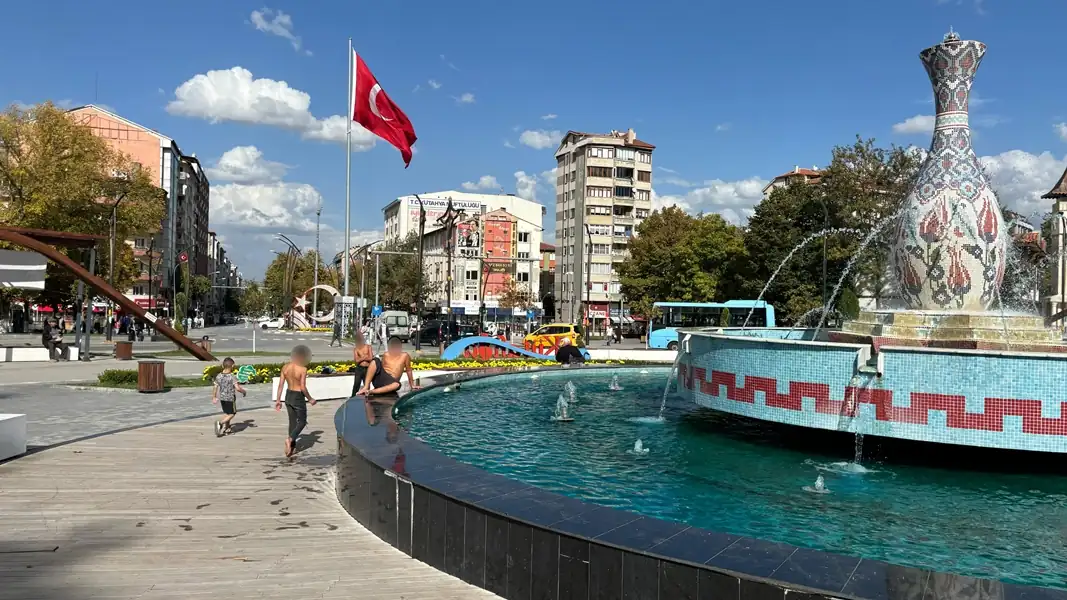 Kütahya’da çocukların tehlikeli yüzme keyfi