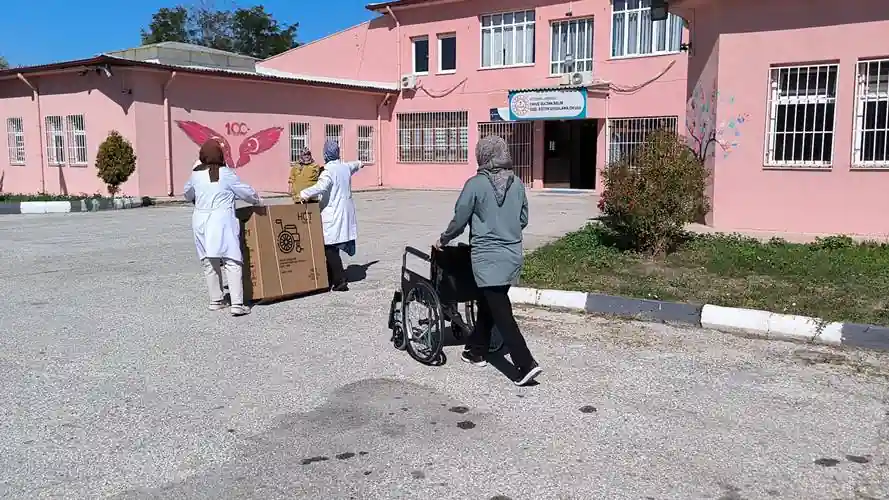 Kütahya’da hayırseverlerden özel öğrencilere anlamlı hediye