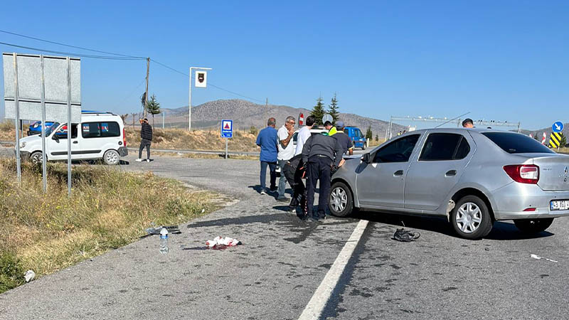 Kütahya’da otomobil ile traktör çarpıştı, yaralılar var