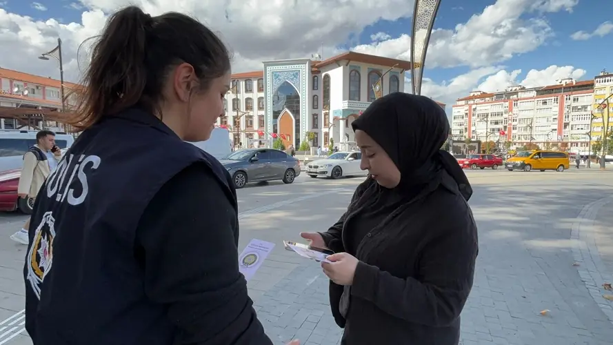 Kütahya’da polis ekipleri vatandaşları tek tek bilgilendirdi 