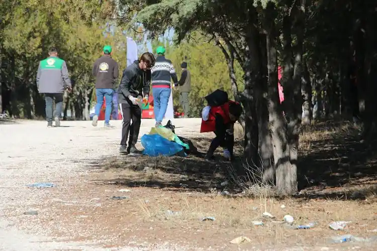 Kütahya’da temiz ormanlar için çöp toplama etkinliği