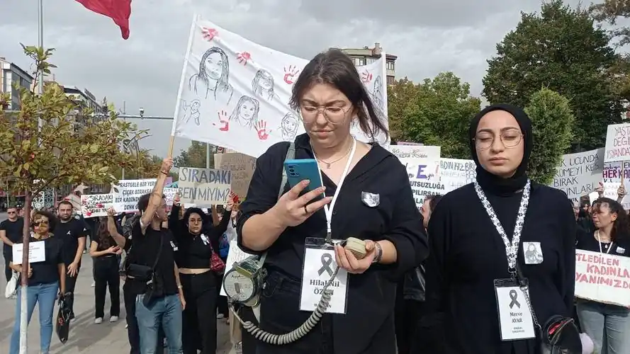 Kütahya’da üniversite öğrencileri kadına şiddet için yürüdü