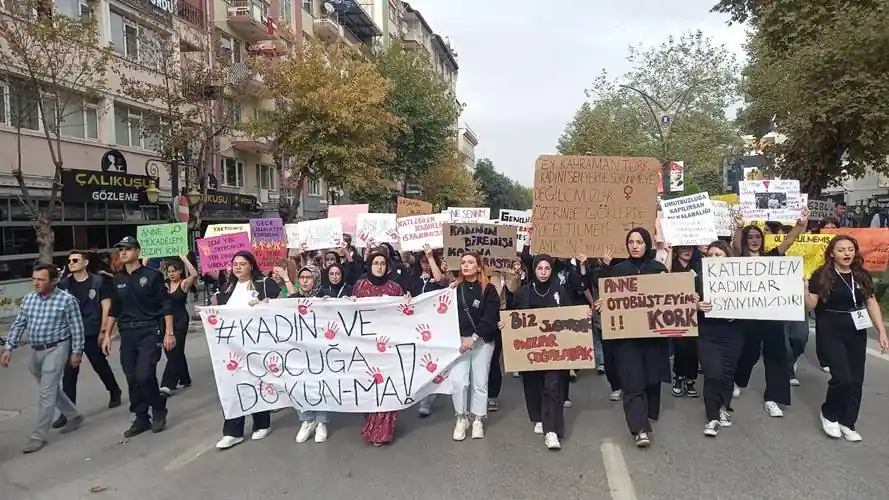 Kütahya’da üniversite öğrencileri kadına şiddet için yürüdü 