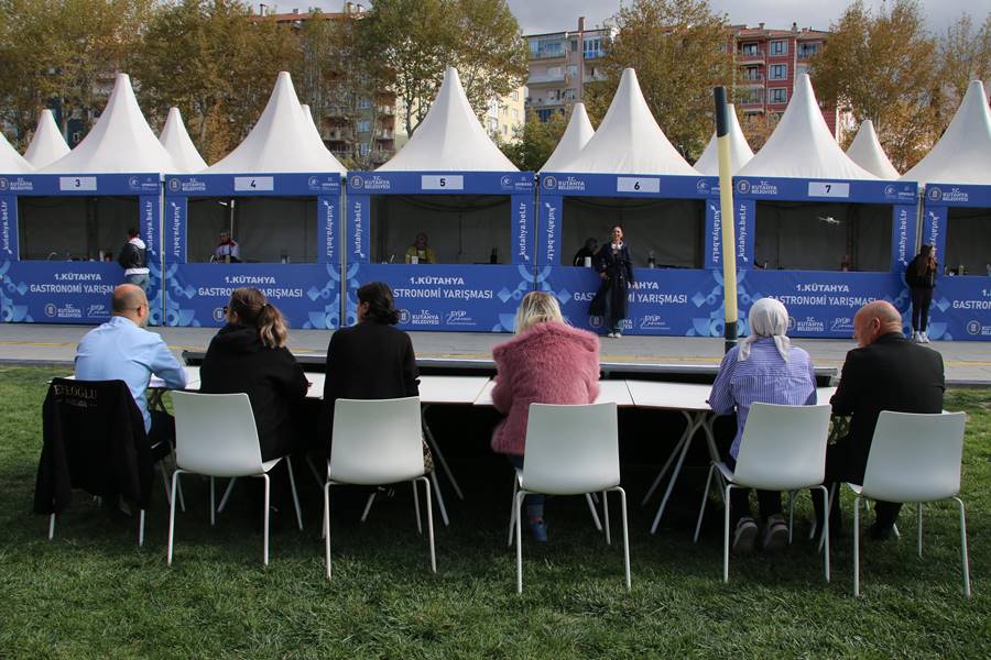 Kütahyalı kadınlar gastronomi yarışmasında hünerlerini sergiledi