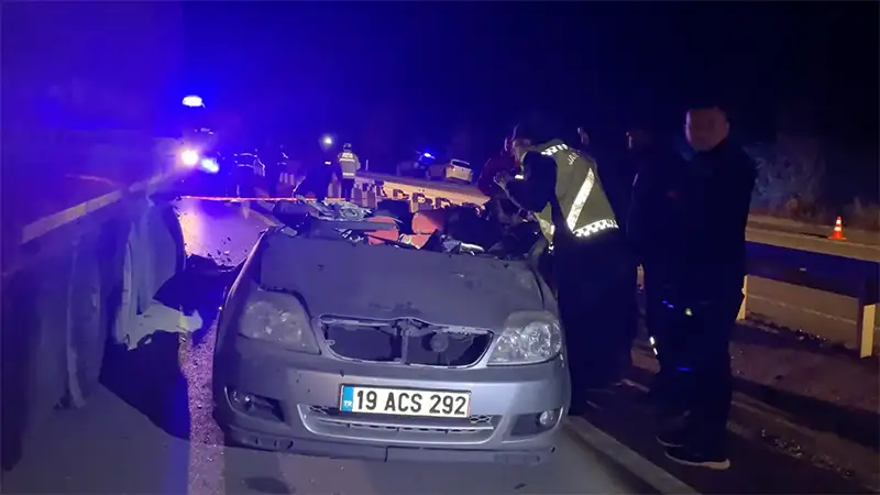 Lastiği patlayan tıra çarpan otomobilin sürücüsü hayatını kaybetti