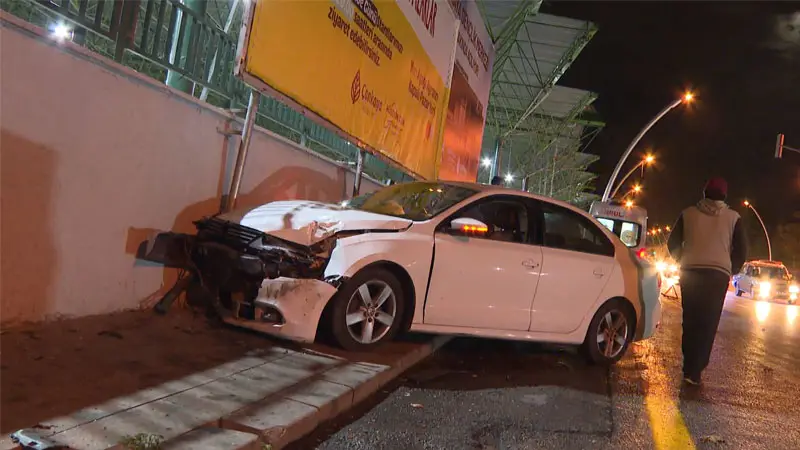 Otomobil ağaca çarptı: 2 yaralı