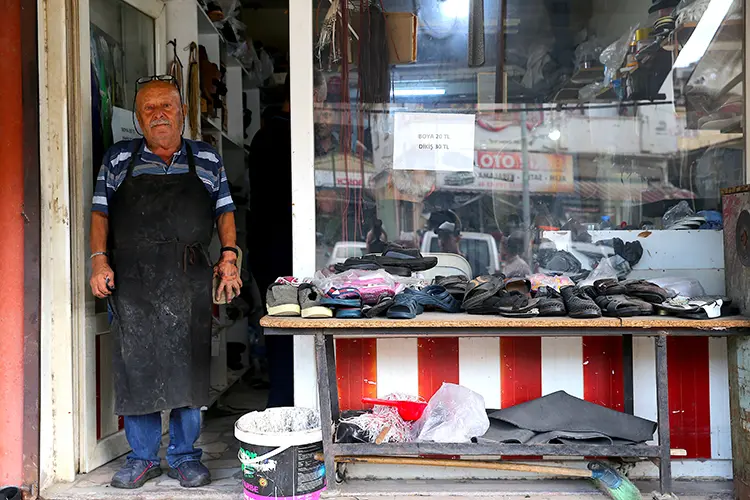 Selim Usta, 60 yıldır aynı dükkanda ayakkabı tamir ediyor