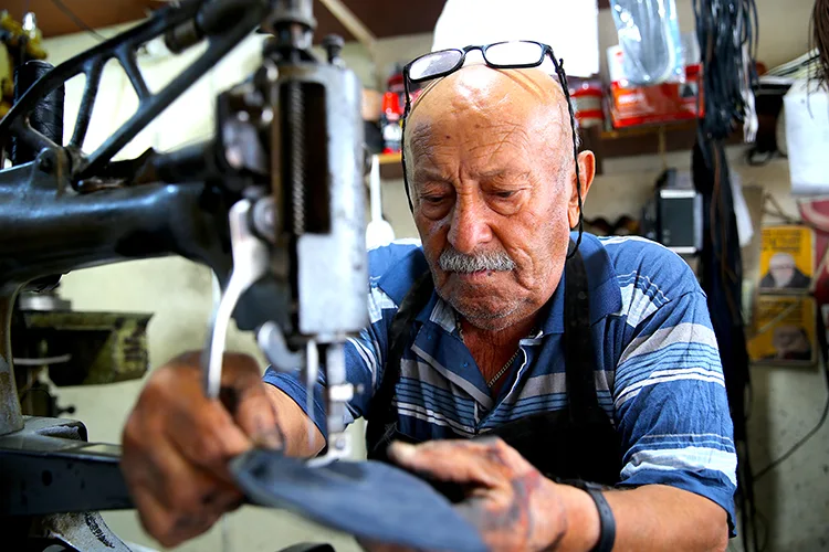 Selim Usta, 60 yıldır aynı dükkanda ayakkabı tamir ediyor