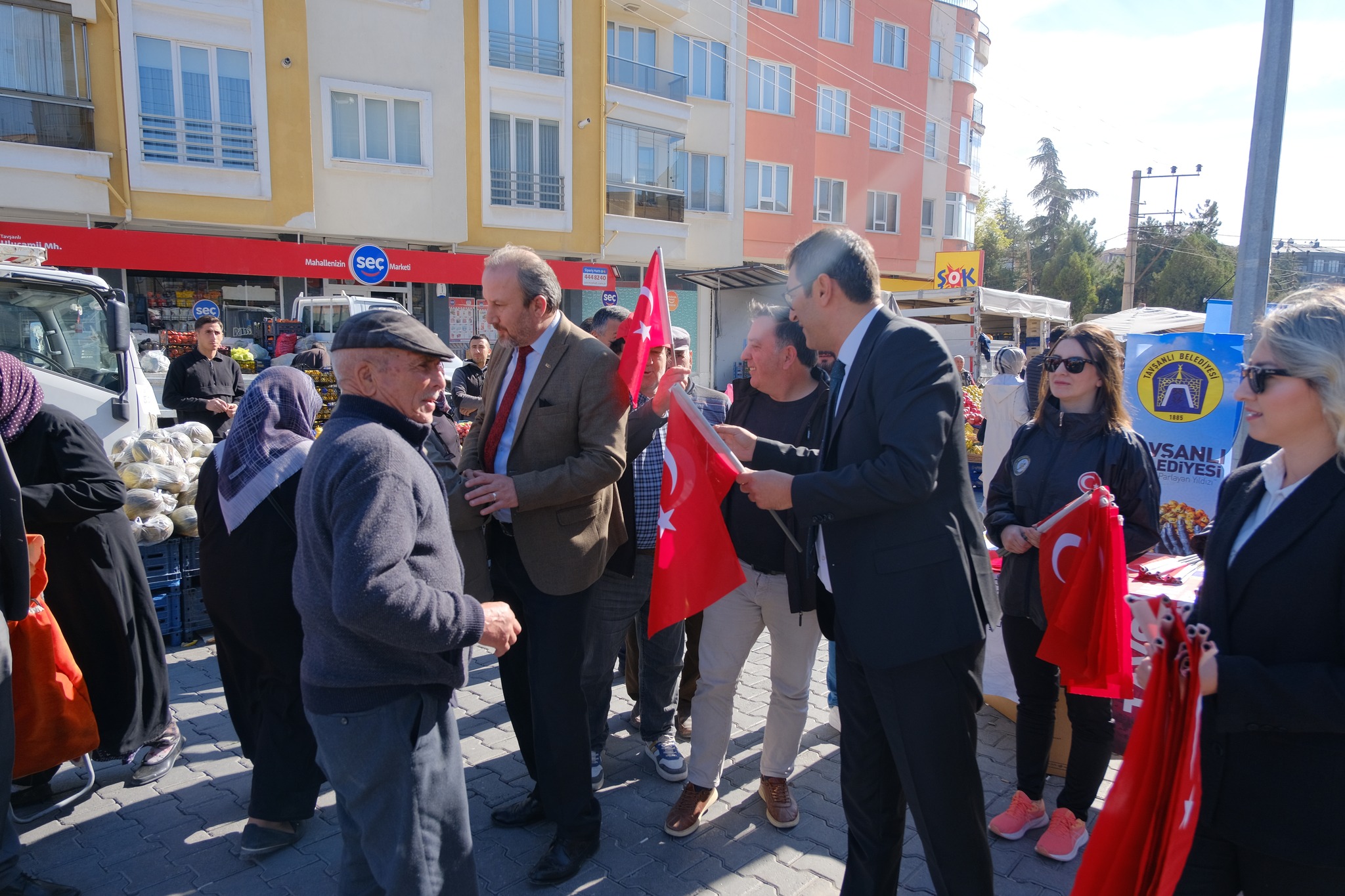 Tavşanlı’da aziz şehitler anısına bin bayrak dağıtıldı