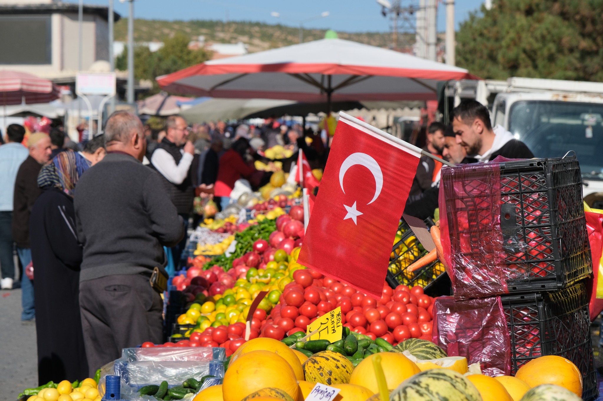 Tavşanlı’da aziz şehitler anısına bin bayrak dağıtıldı