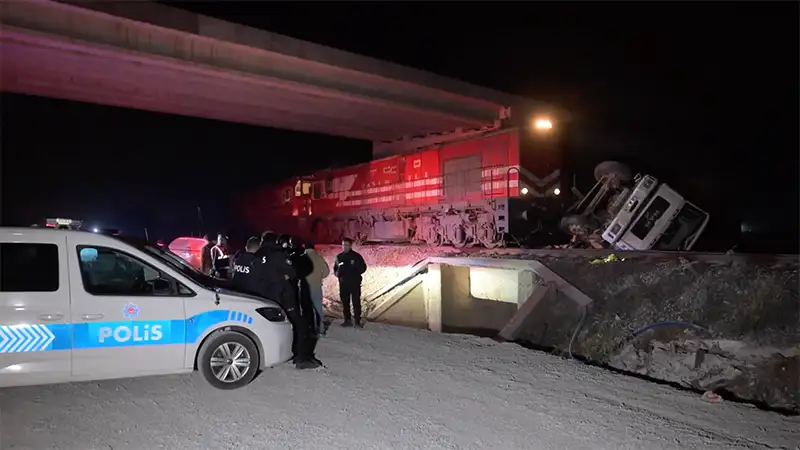 Yolcu treni beton pompası aracına çarptı