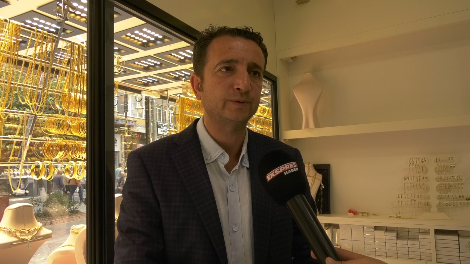 Altın fiyatları dalgalı, Kütahya’da vatandaşlar kuyumcuda 