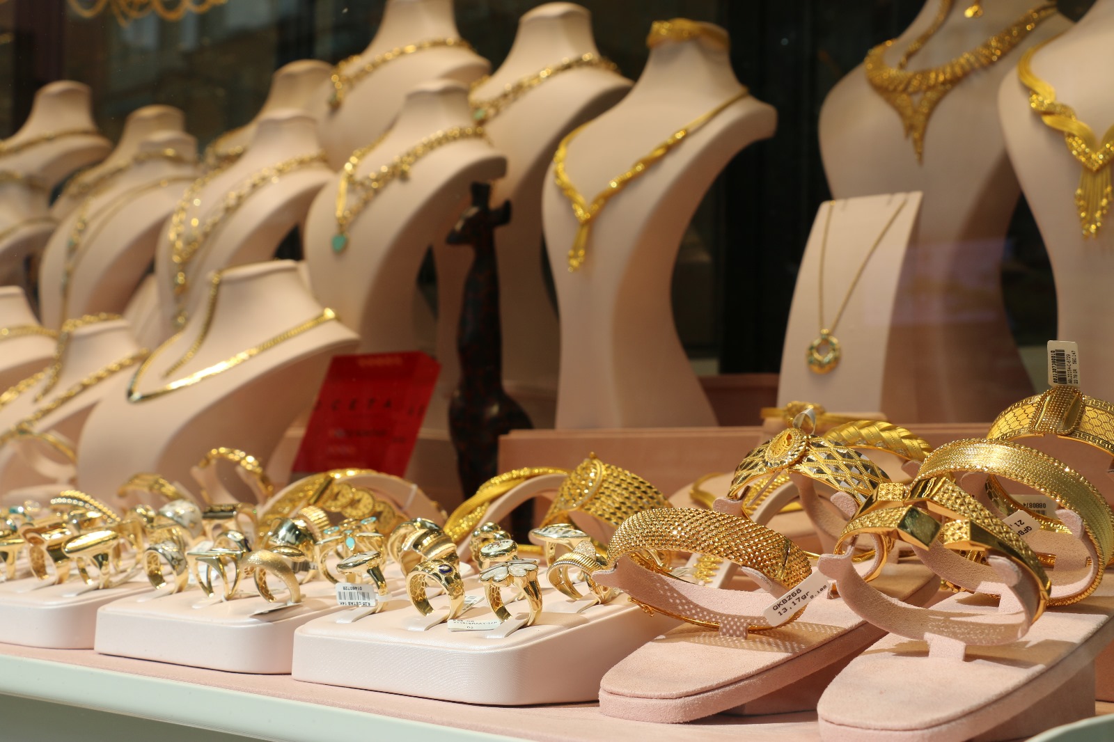 Altın fiyatları dalgalı, Kütahya’da vatandaşlar kuyumcuda 