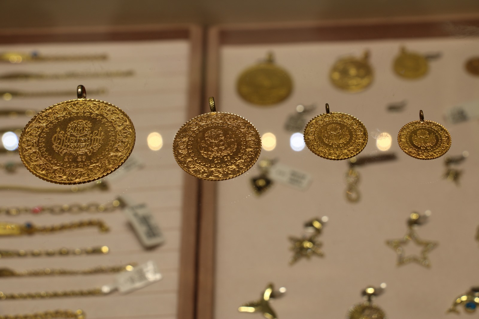 Altın fiyatları dalgalı, Kütahya’da vatandaşlar kuyumcuda 