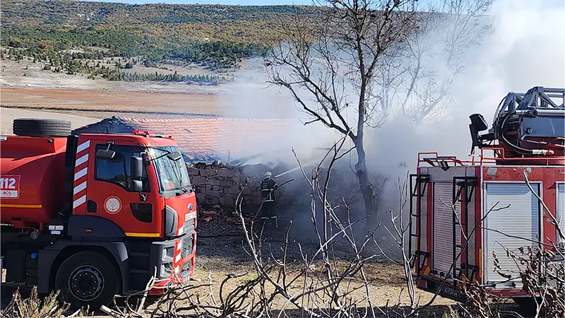 Kütahya’daki yangında samanlık kül oldu 