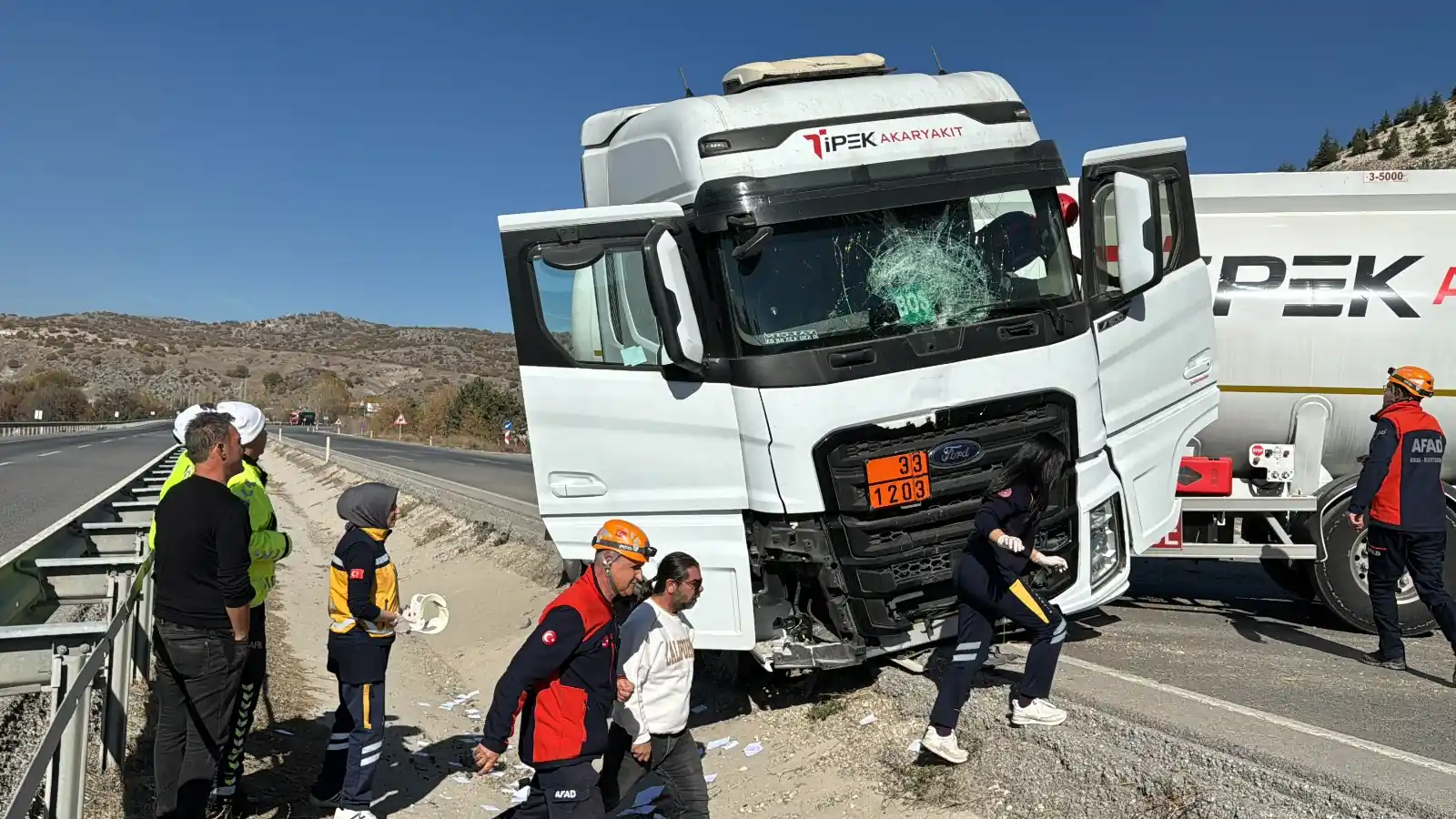 Kütahya-Eskişehir kara yolunda LPG tankeri kaza yaptı