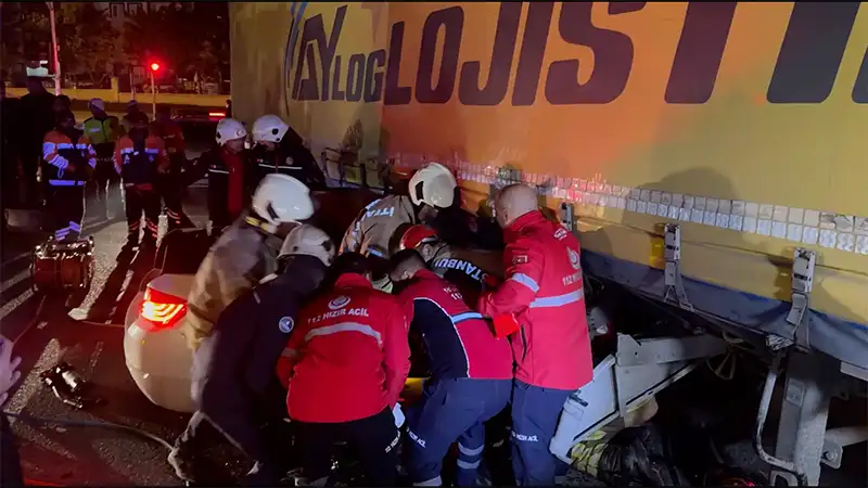 Otomobil tırın altına girdi: 1 yaralı